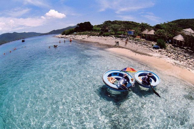 Bar nổi trên mặt biển