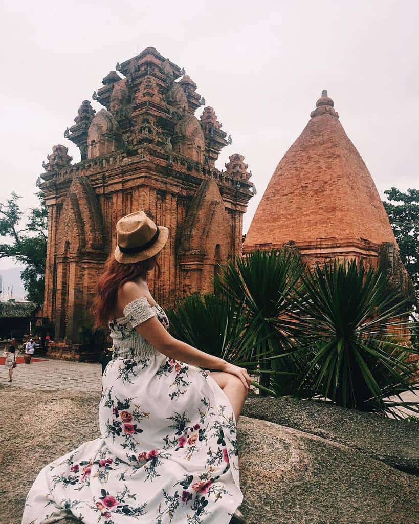 Màu xanh cây cối trộn lẫn với màu đỏ đất